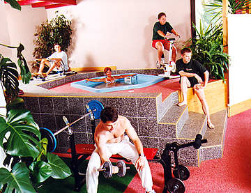 La salle de remise en forme et le jacuzzi